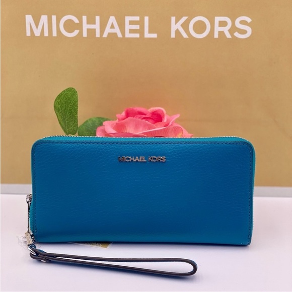Michael Kors Large
Continental Wallet
Wristlet Lagoon - Picture 2 of 11